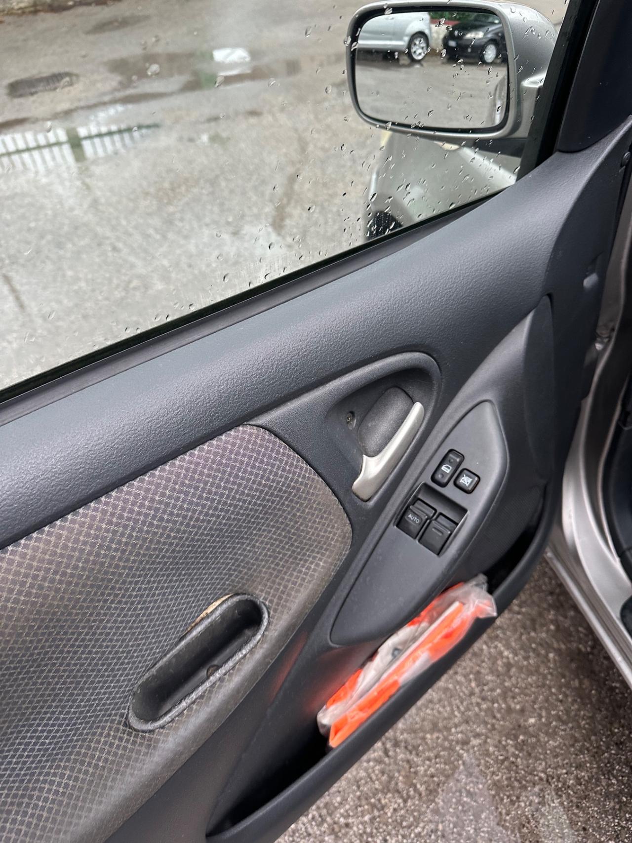 Toyota Yaris 1.0i 16V cat 5 porte Sol