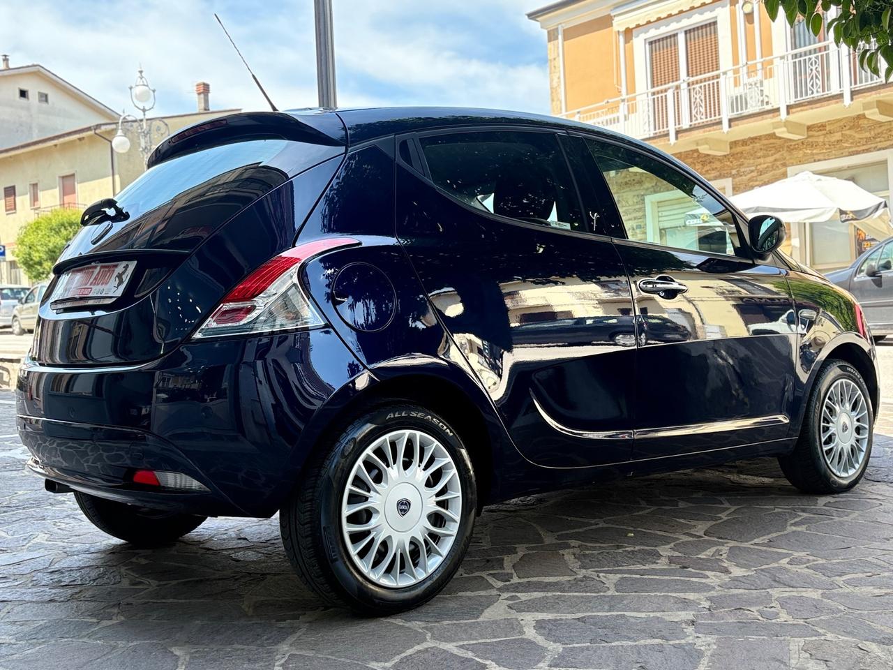 Lancia Ypsilon 1.2 69 CV 5P Gold UCONNECT Blue&Me
