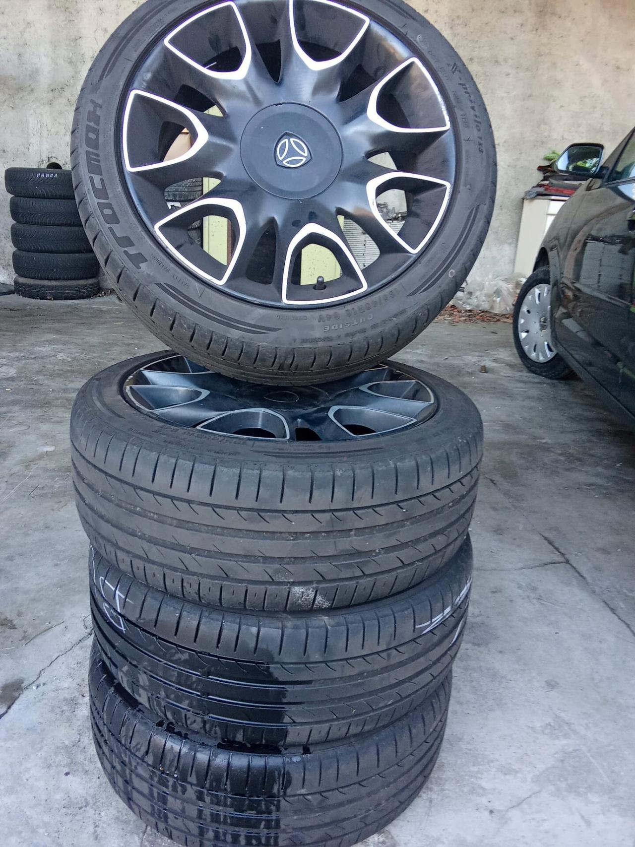 Lancia Ypsilon 1300 multijet rossa e nera