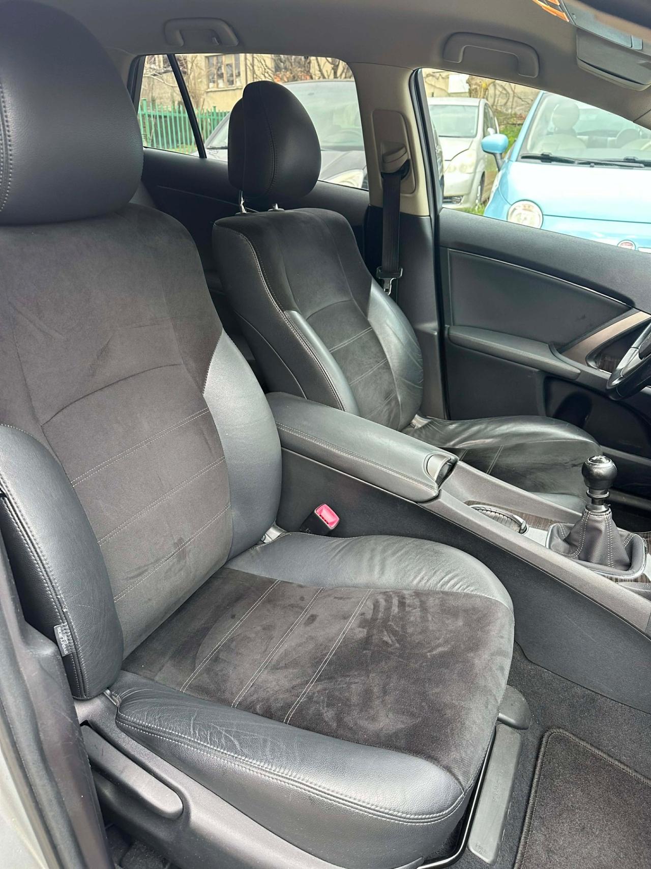 Toyota AVENSIS STYLE UNICOPR KMCERT GARAN