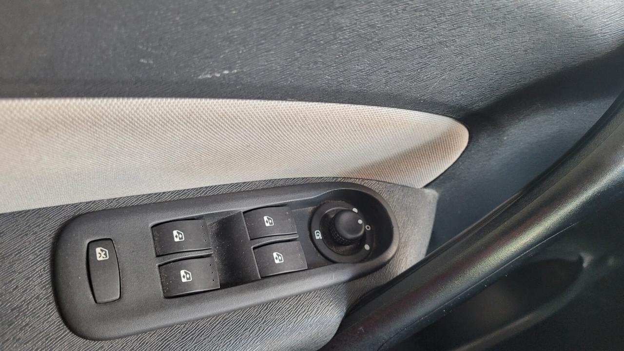 Renault Kangoo 1.5 Diesel 5 posti porte .. navi , gancio traino