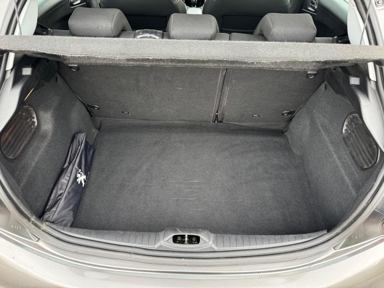 Peugeot 208 tagliandata cinghia nuova Neopatentati