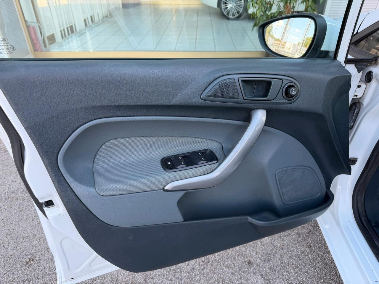 Ford Fiesta 1.2 82cv 5 porte Titanium 2011 NEOPATENTATI