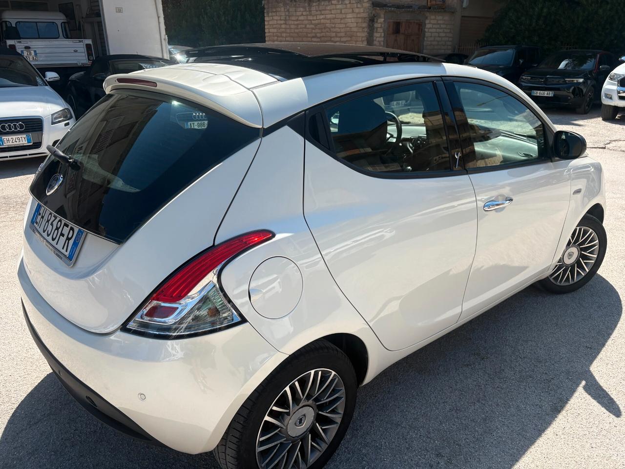 Lancia Ypsilon 0.9 TwinAir 85 CV 5 porte S&S Platinum