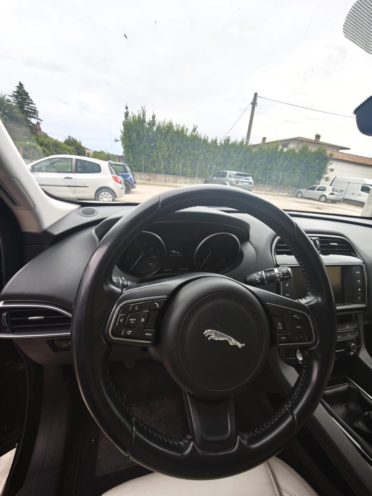Jaguar F-Pace 2.0 D 180 CV Portfolio accetto permuta e finanziamento