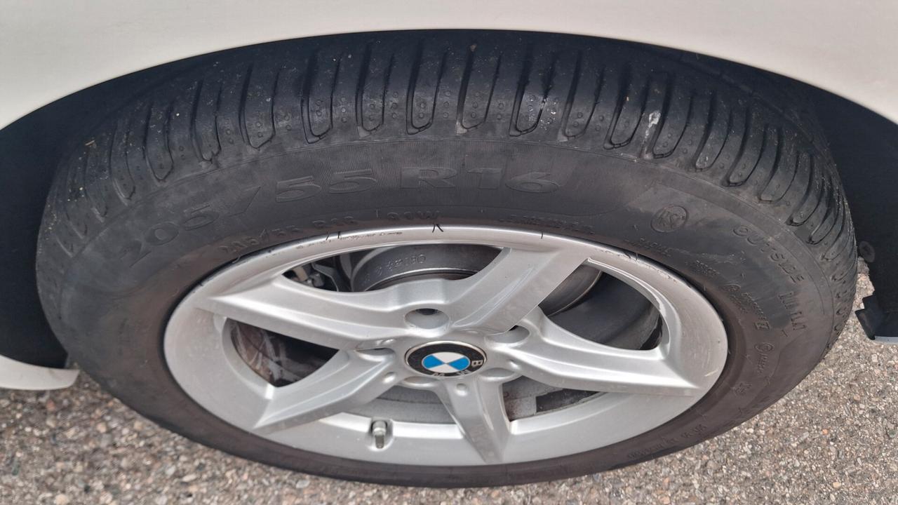 Bmw 116 116d 5p. MADREPERLA