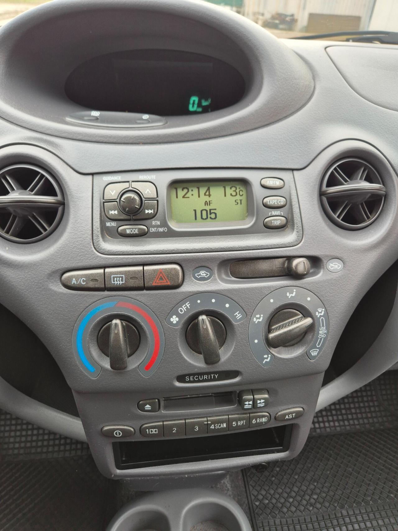 Toyota Yaris 1.0i 16V cat 5 porte neopatentati