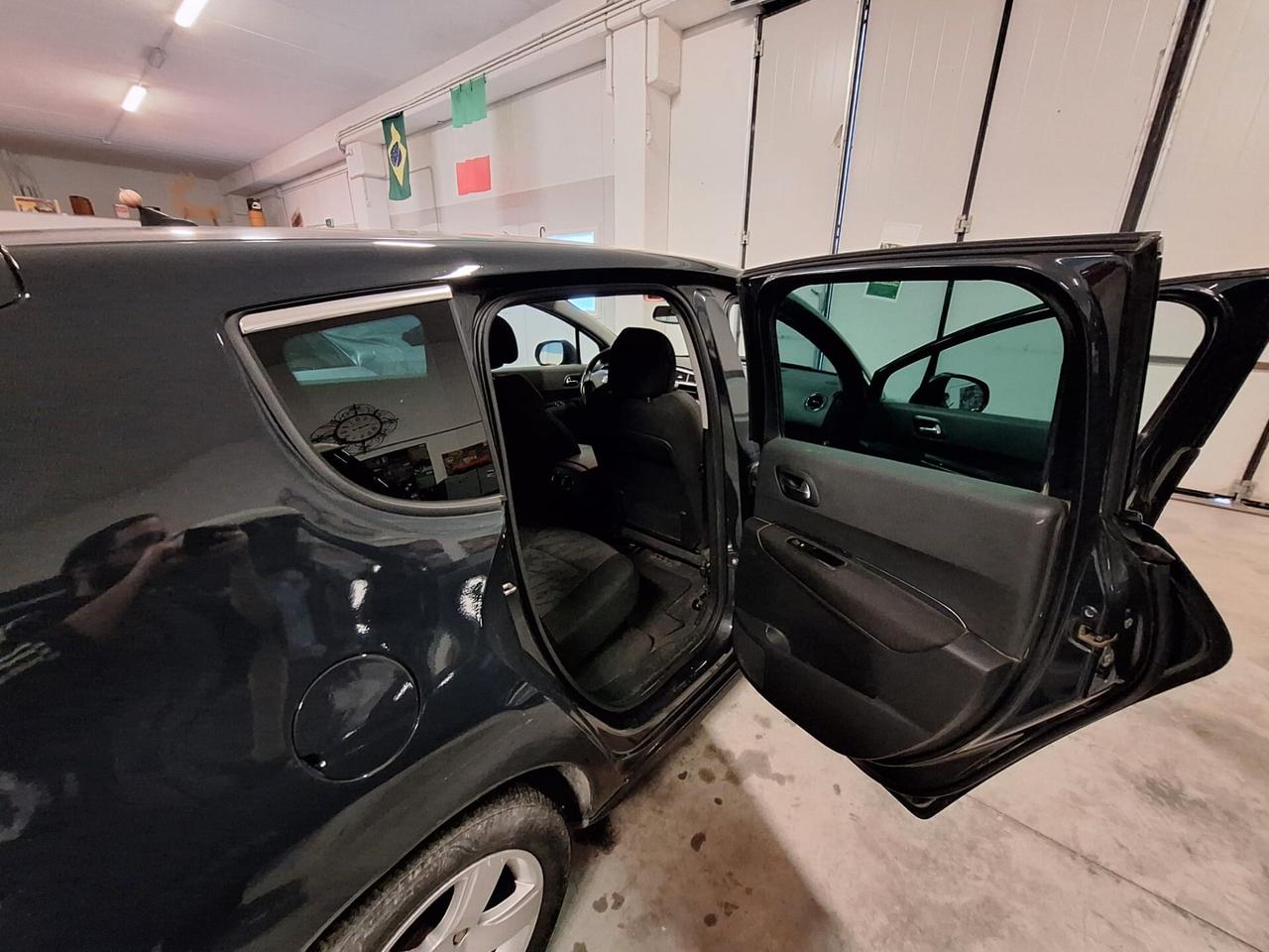 Peugeot 3008 1.6 e-HDi 112CV cambio robotizzato S.&S. Business