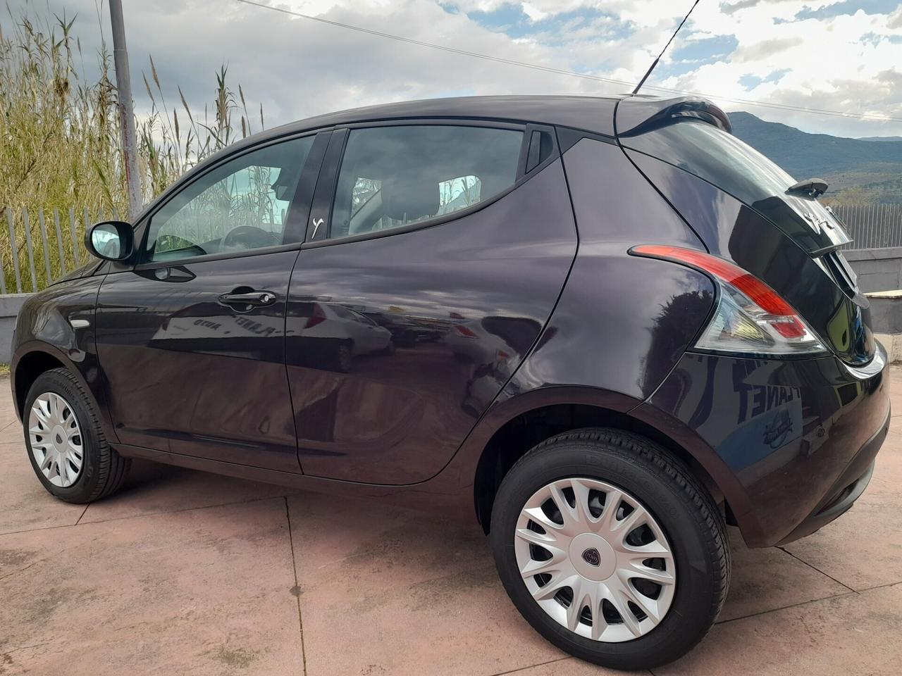 Lancia Ypsilon 0.9 TwinAir 85 CV 5 porte Metano Ecochic Silver