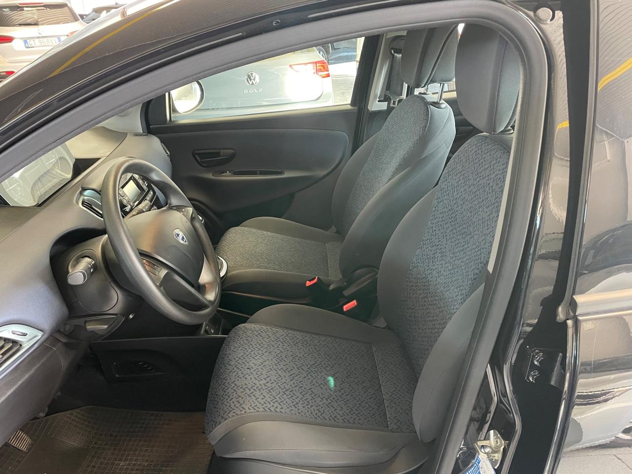 Lancia Ypsilon 1.0 FireFly 5 porte S&S Hybrid Oro Posti