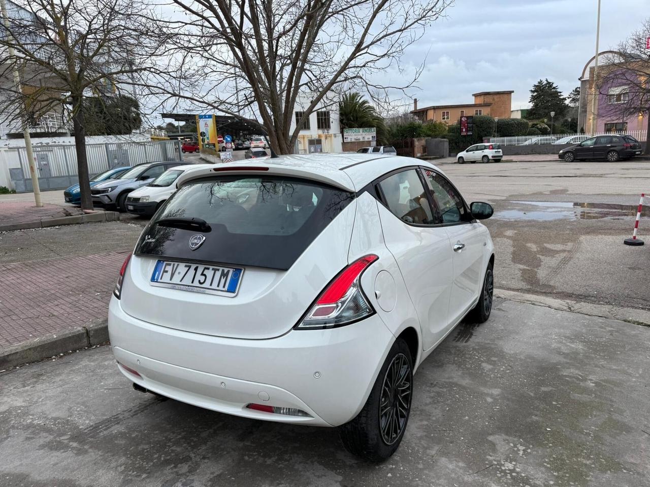 Lancia Ypsilon KM. 12.000! 1.2 BENZ. GOLD