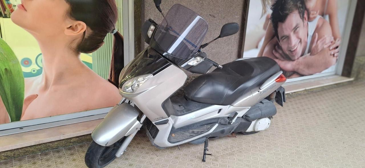 Yamaha X-Max 250