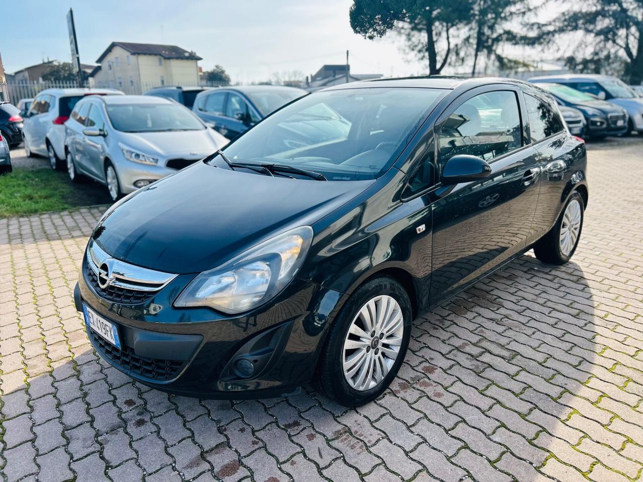 Opel Corsa 1.2 3 porte b-color