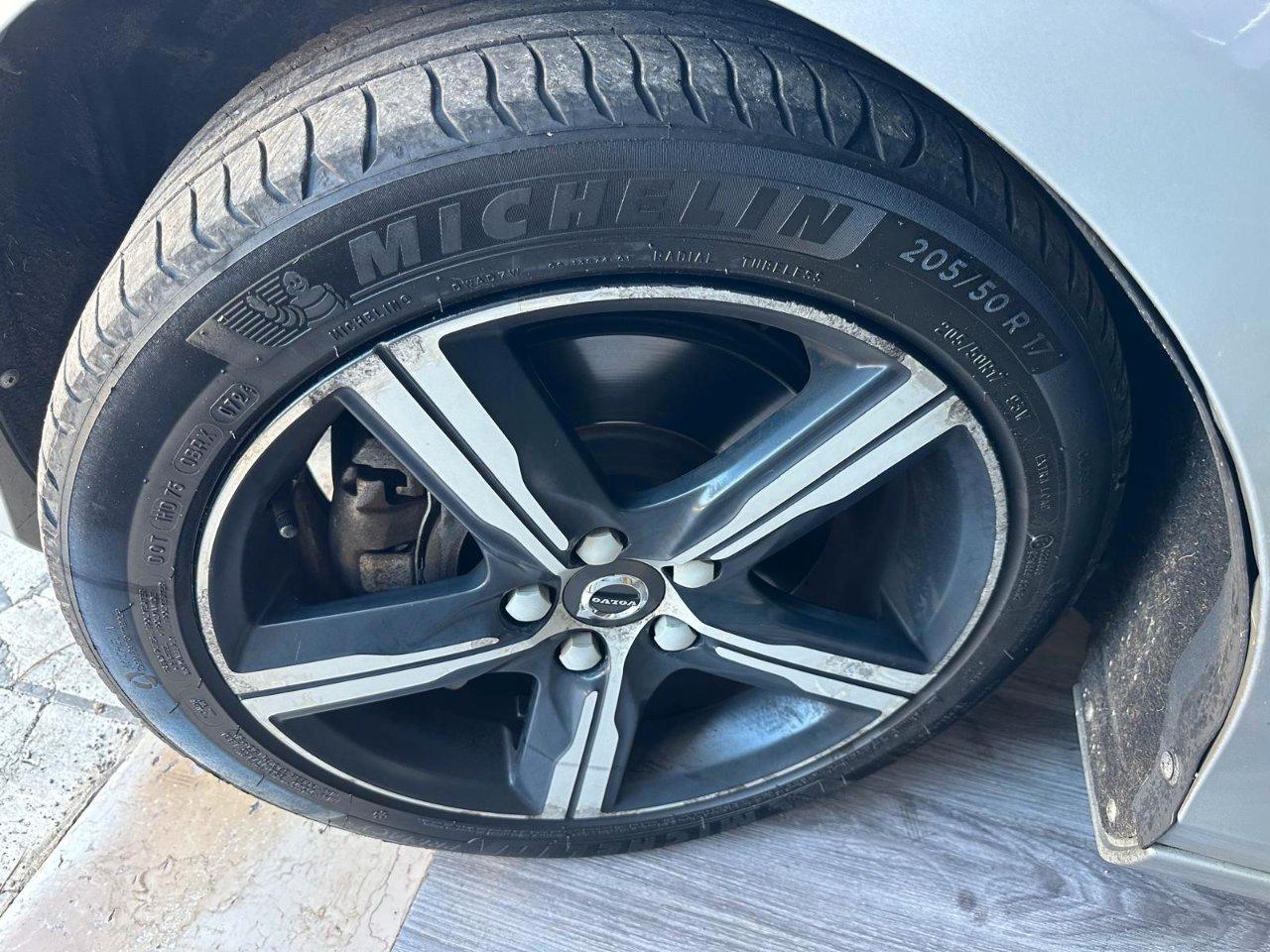 Volvo V40 2.0 d4 R-design Momentum 190cv geartronic my17