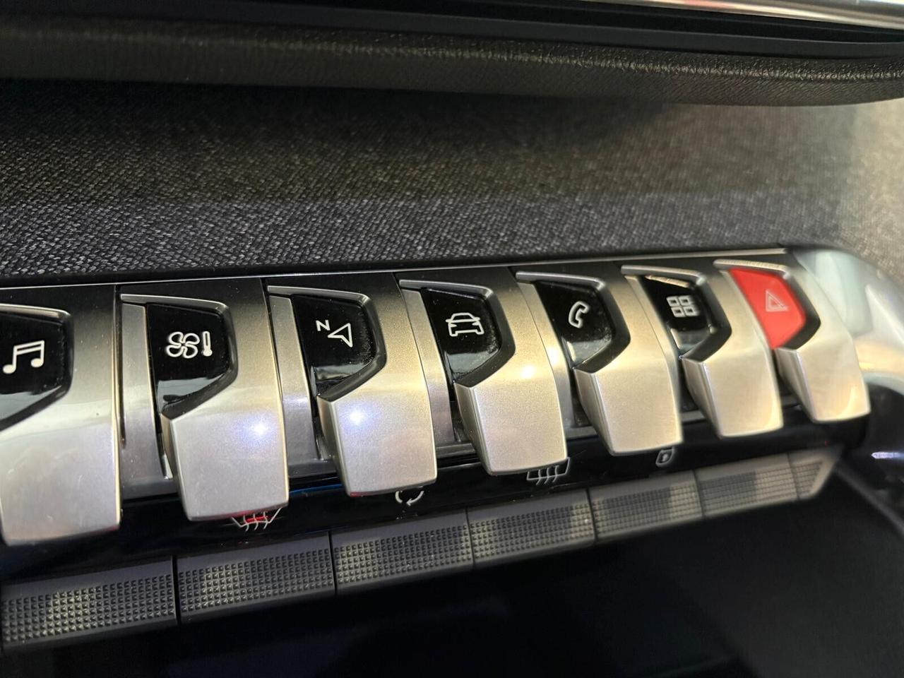 Peugeot 3008 ALLURE BlueHDi 130 6mt SPOTICAR