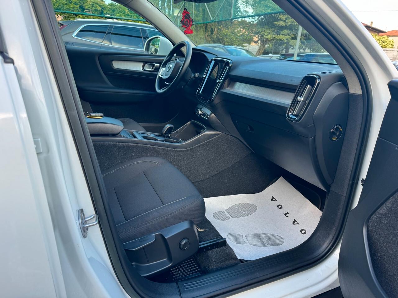 Volvo XC40 T2 automatico MOMENTUM PRO