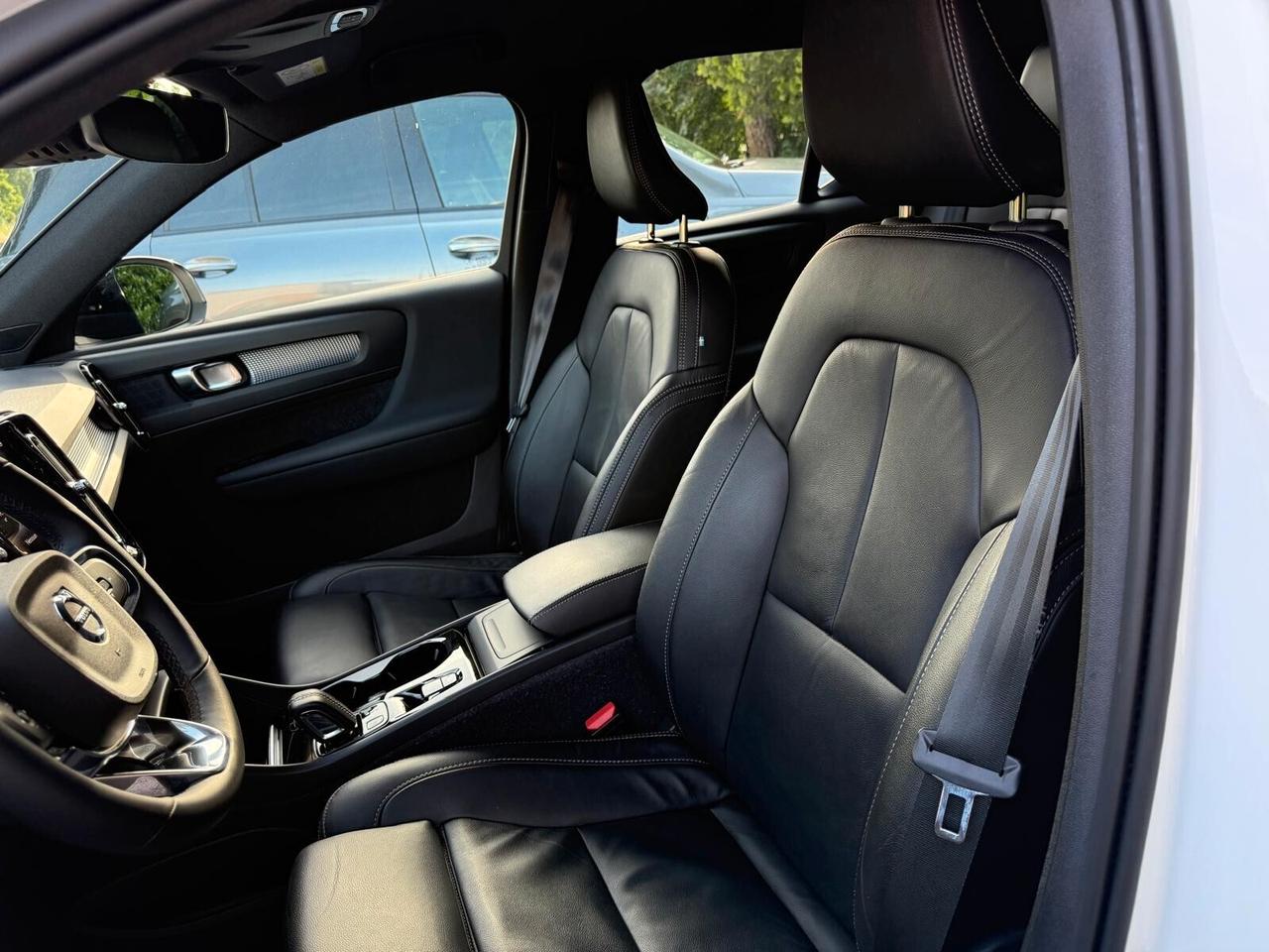 Volvo XC40 B4 AWD HYBRID Geartronic R-Design