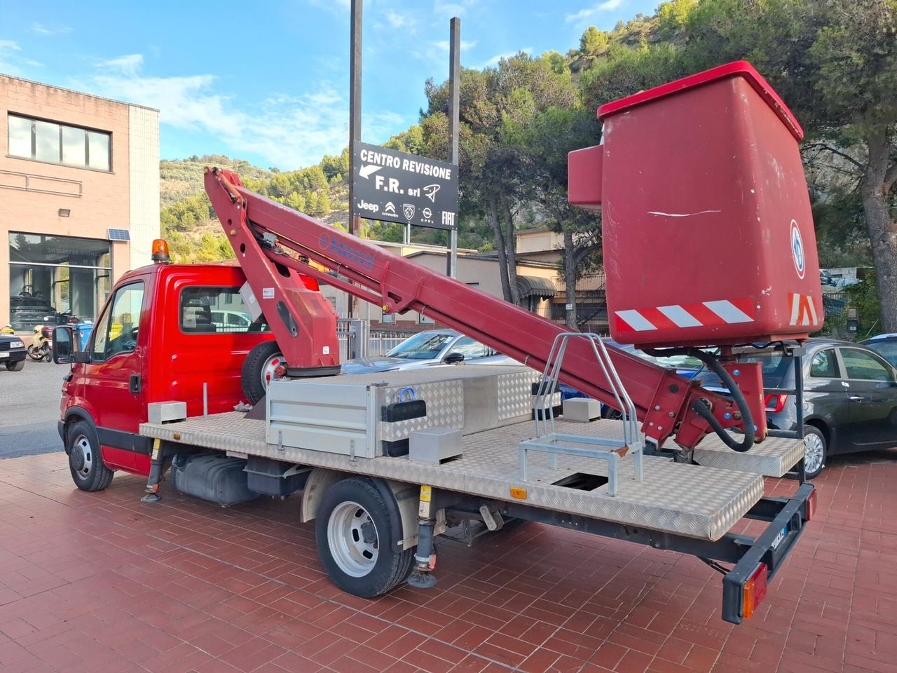 IVECO DAILY CON PIATTAFORMA MOBILE