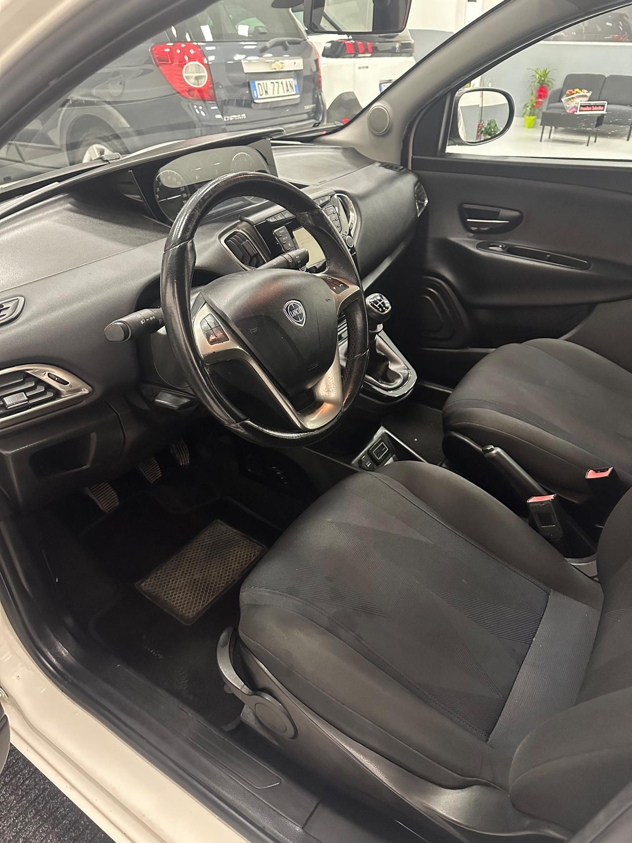 Lancia Ypsilon 1.2 69 CV 5 porte Platinum