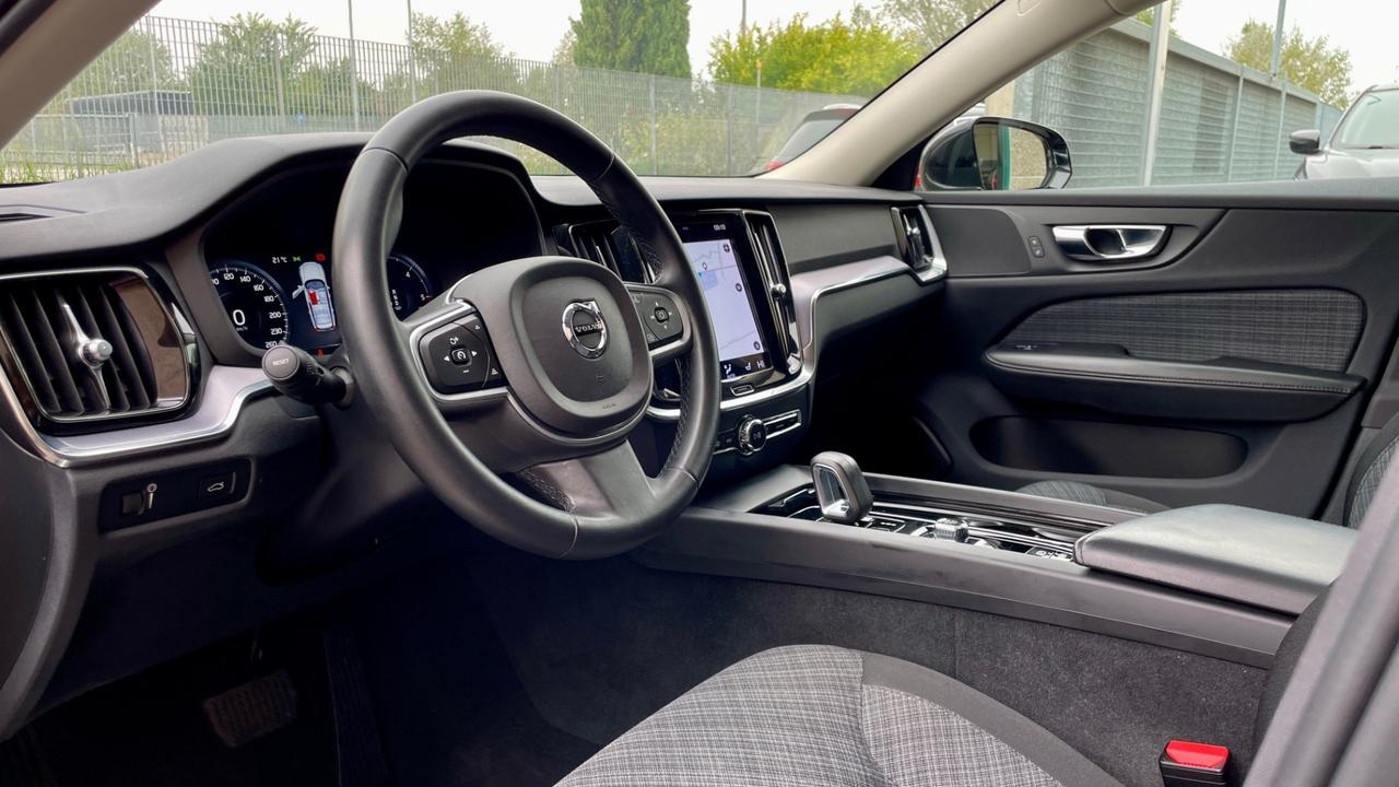 VOLVO V60 B4 2.0 GEARTRONIC MOMENTUM BUSINESS PRO 197CV - FULL LED, TETTO, SEDILI RISCALDABILI