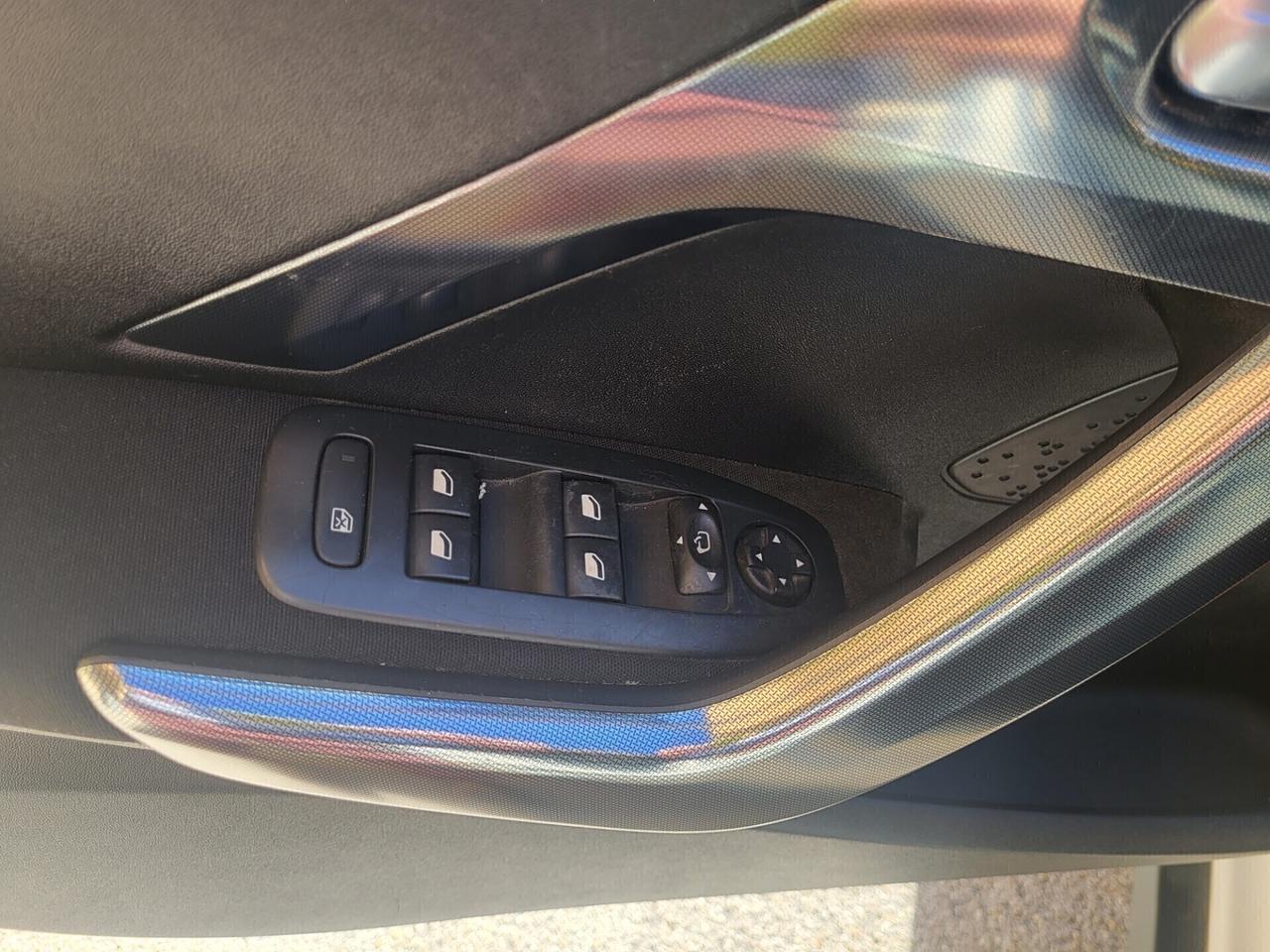 PEUGEOT 2008 1,6 HDI-TETTO PANOR-NAVI-3 REVISIONI