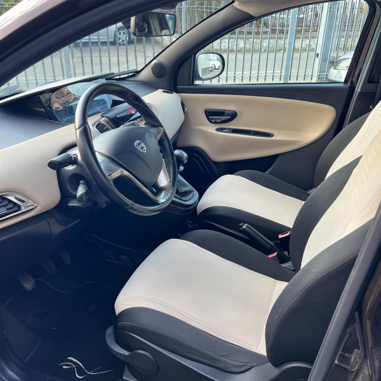 Lancia Ypsilon 1.2 69 CV 5 porte Platinum