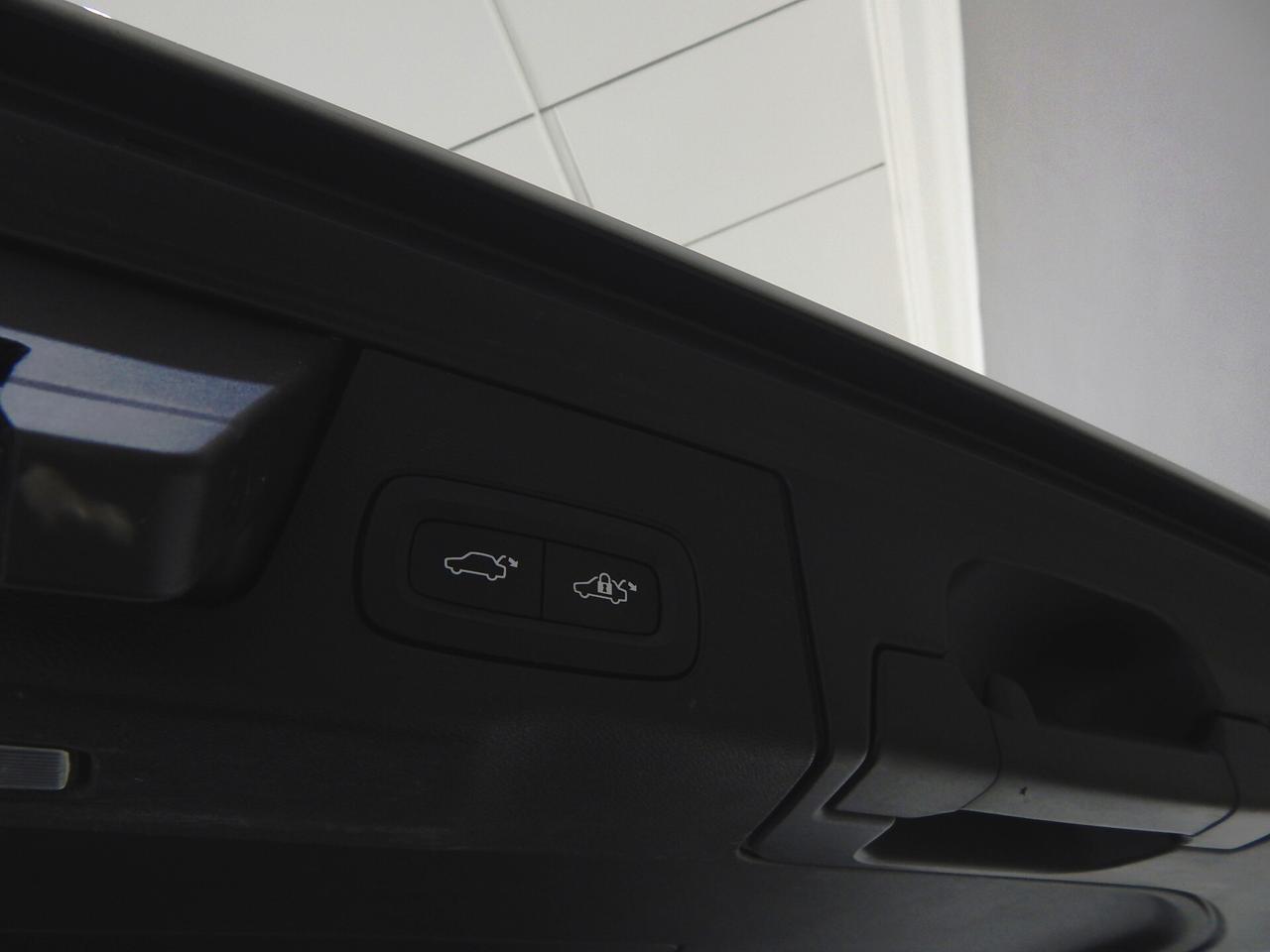 Volvo XC60 2.0 b4 Plus Bright Pro Aut. TETTO-NAVI-PELLE-PARK