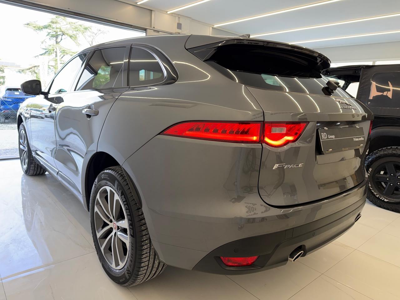 Jaguar F-Pace 2.0d I4 R-Sport awd 240cv automatica iva Esposta