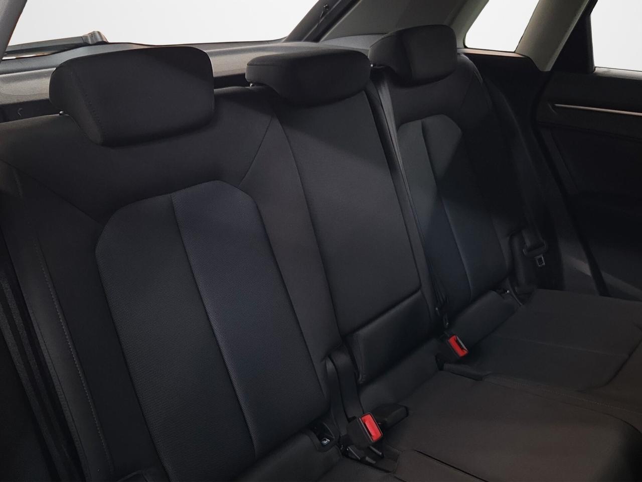 Audi Q3 45 TFSI e S tronic Business