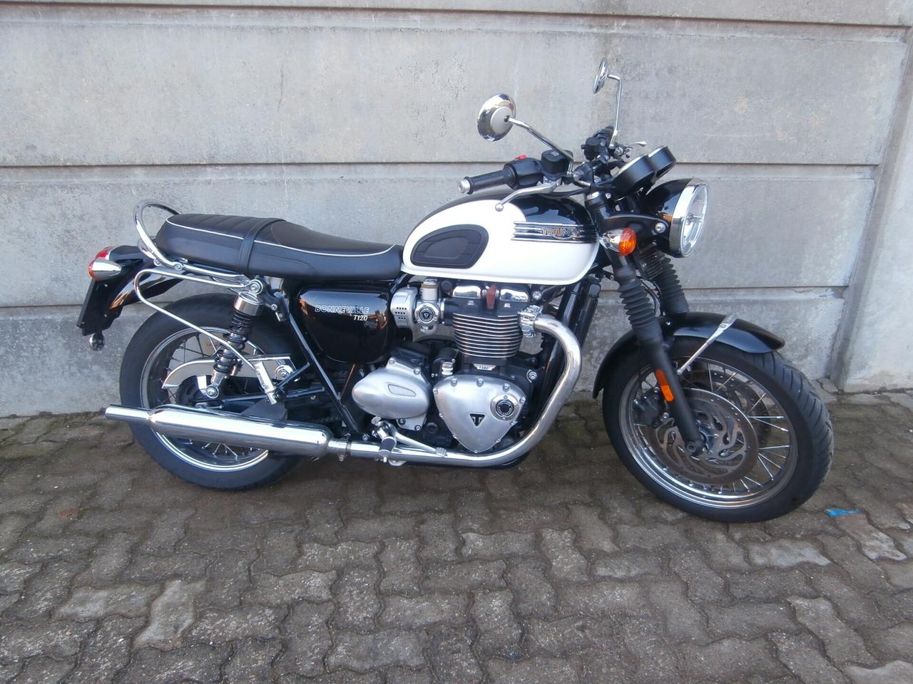 Triumph Bonneville T120 del 2016, Passaggio , tagliando e garanzia inclusi