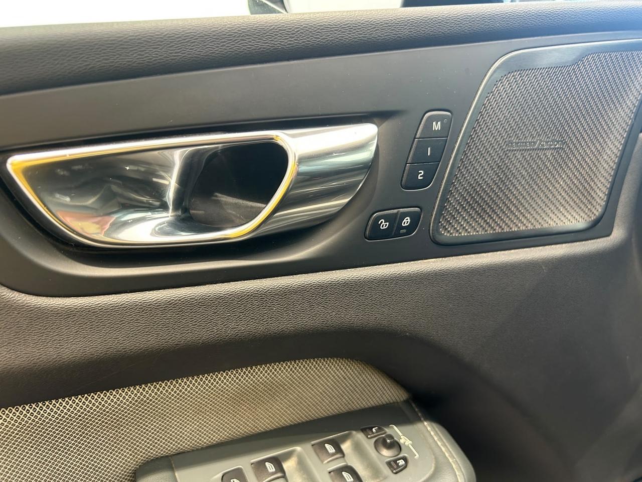 Volvo XC 60 XC60 D5 AWD Geartronic R-design