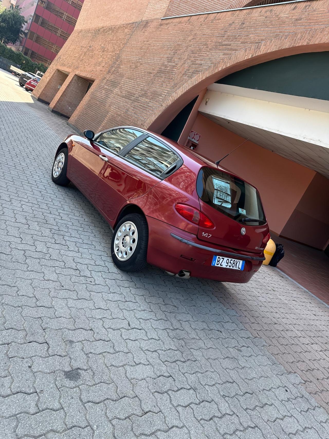 Alfa Romeo 147 1.6i 16V Twin Spark cat 5p. Distinctive