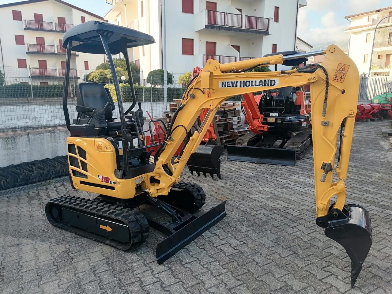 Escavatore Seminuovo New-Holland E18 SR (18 Quintali)