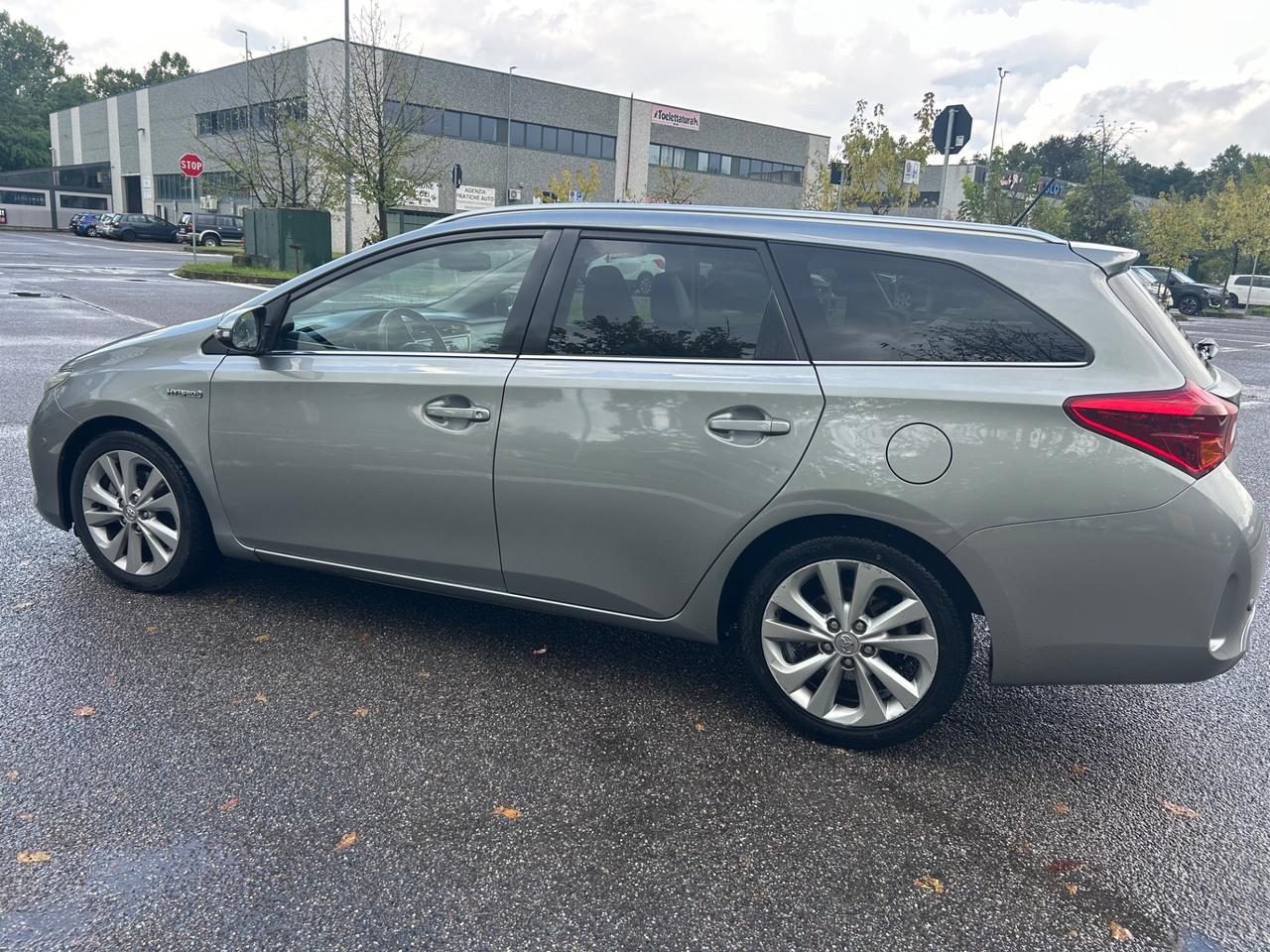 Toyota Auris 1.8 Hybrid Business