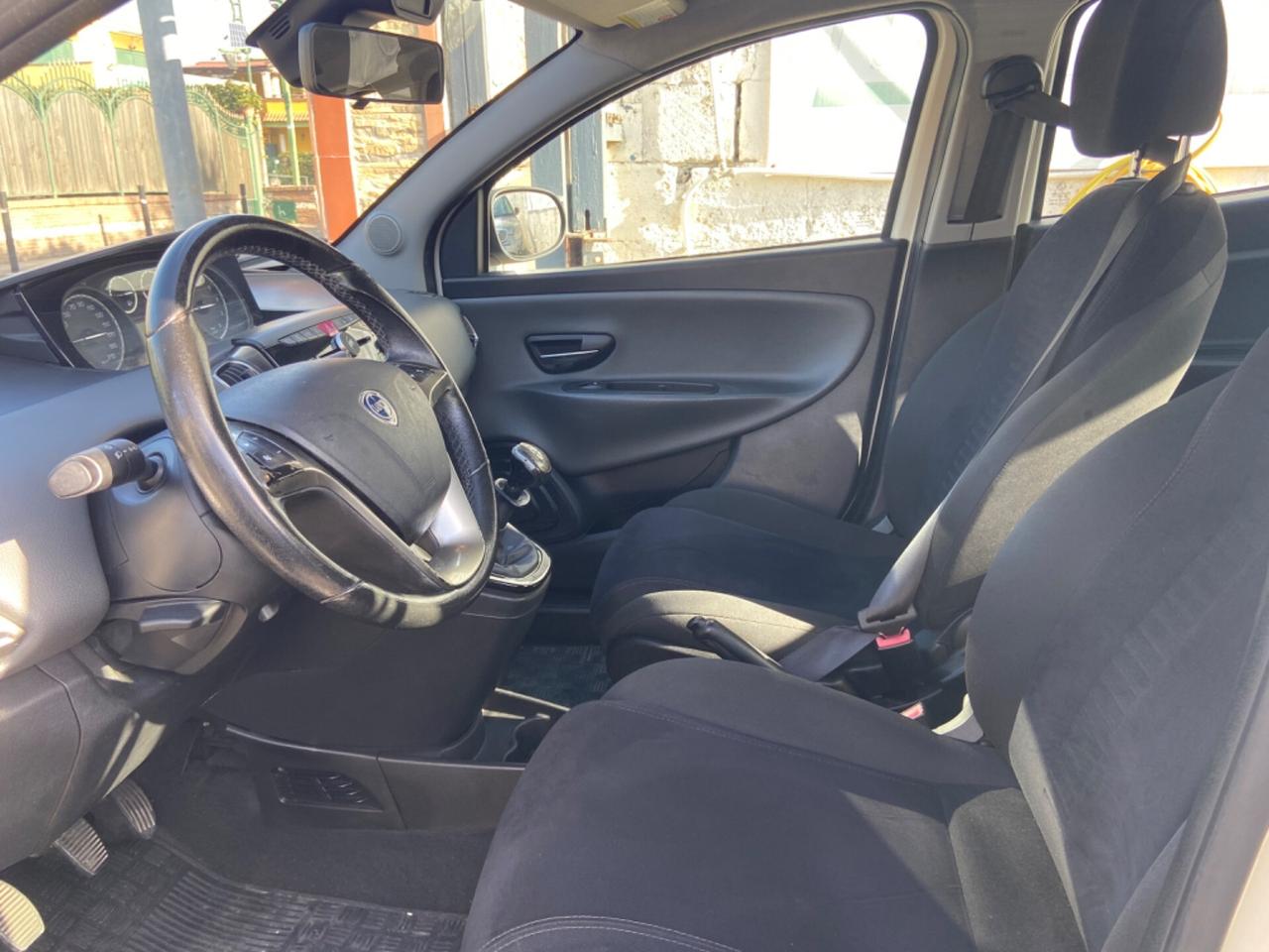 Lancia Ypsilon 0.9 TwinAir 85 CV 5 porte Metano Ecochic Silver