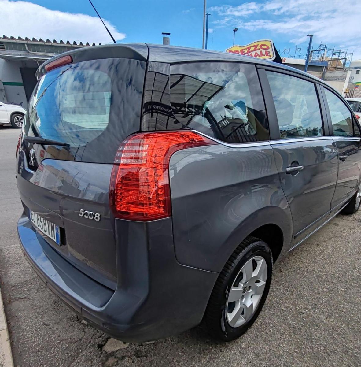 PEUGEOT 5008 1.6 HDi 112 CV Active - 2011