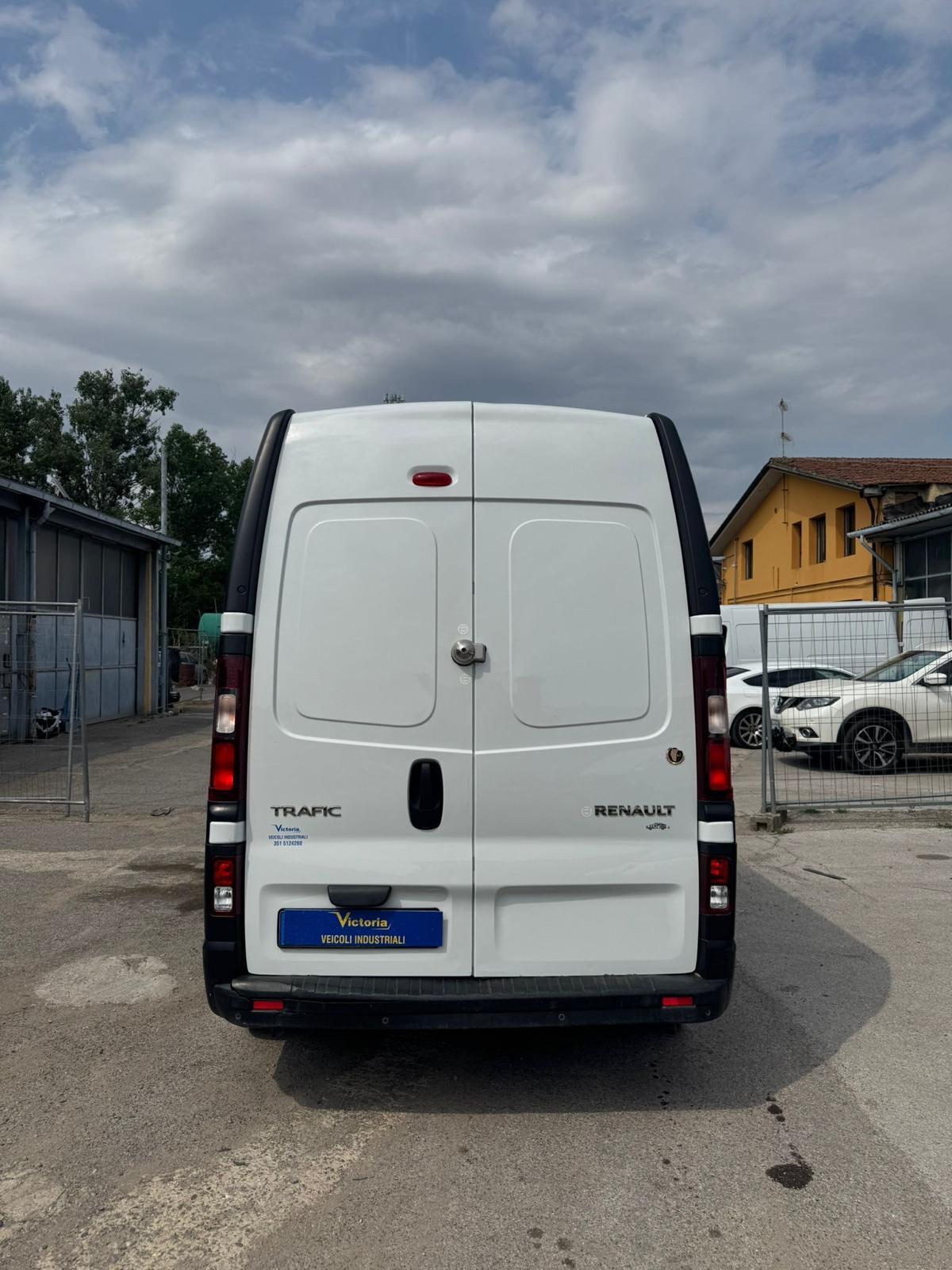 0374 FURGONE RENAULT TRAFIC TETTO ALTO 2017