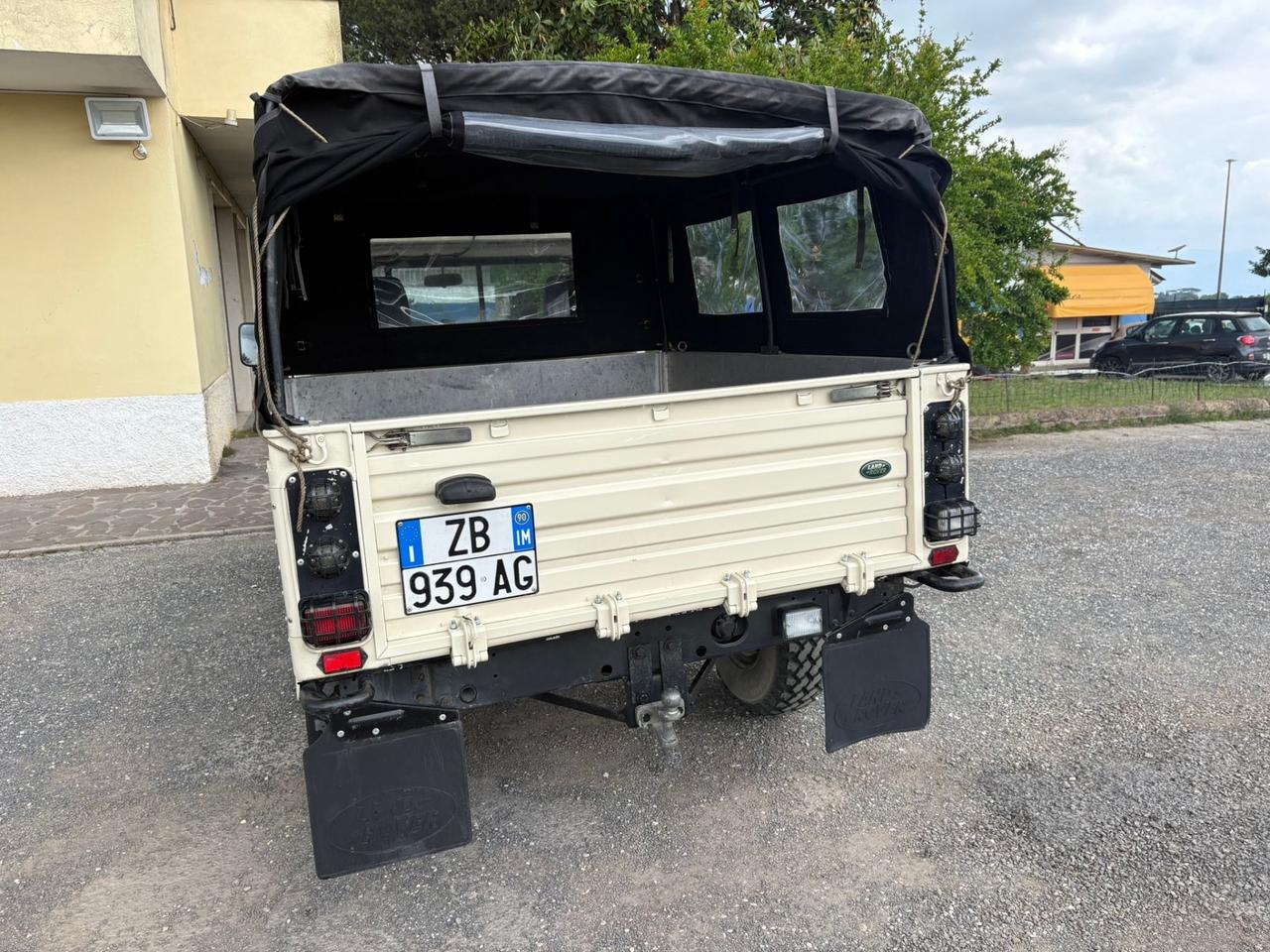 Land Rover Defender 110