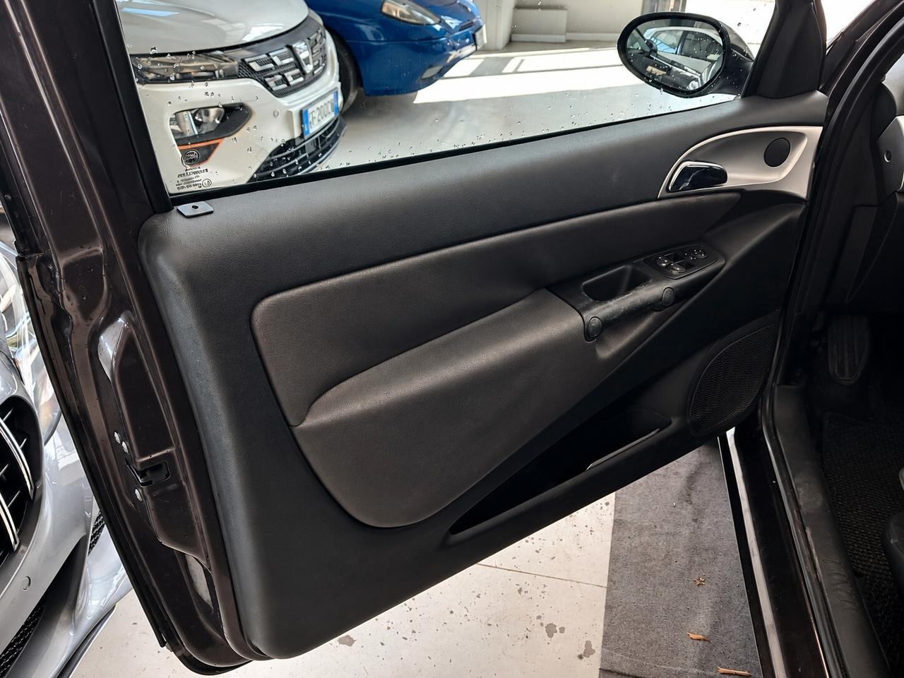 Lancia Ypsilon 1.3 MJT 75 CV Versus