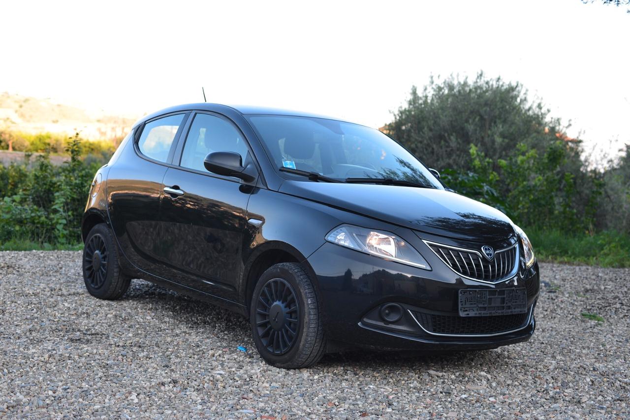Lancia Ypsilon 1.0 FireFly 5 porte S&S Hybrid Silver