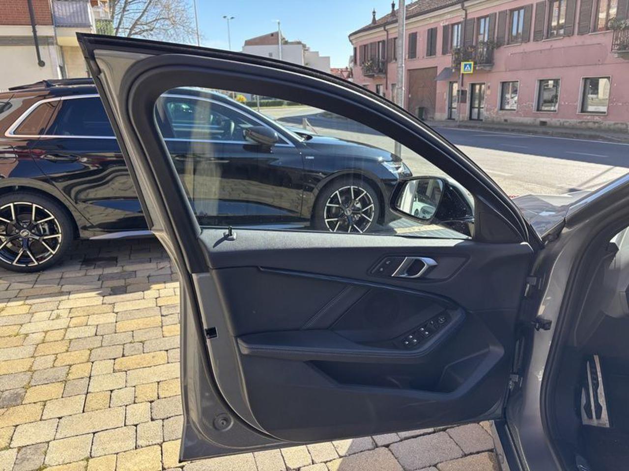 BMW 135 i xDrive NAVI-FULL LED-CAM-19"