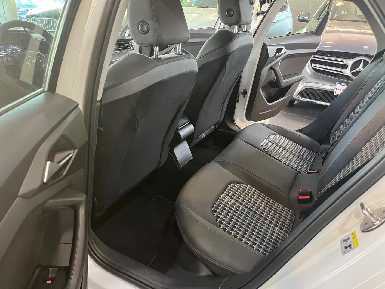 Audi A1 Sportback 25 1.0 tfsi Identity Black 77.000 KM!