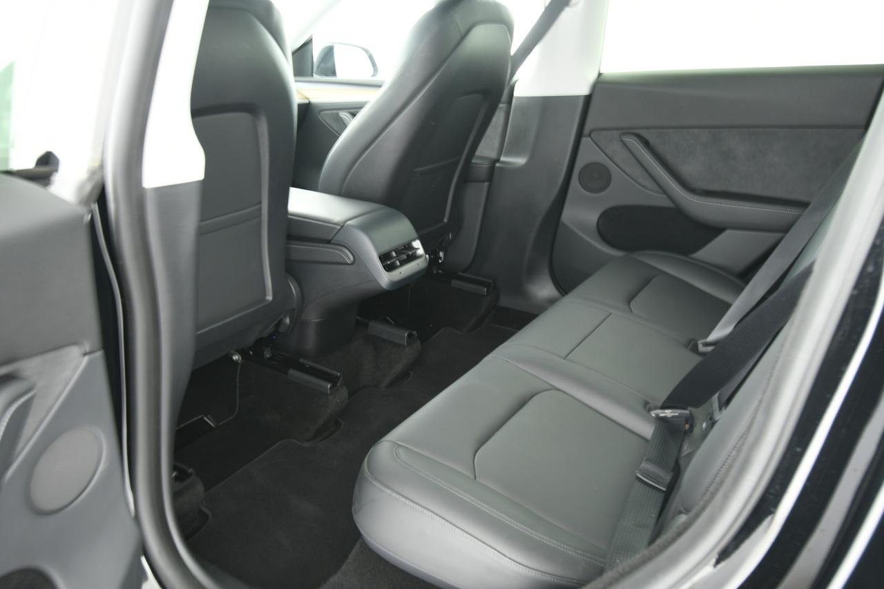 TESLA Model Y Long Range Dual Motor awd + AUTOPYLOT MAX