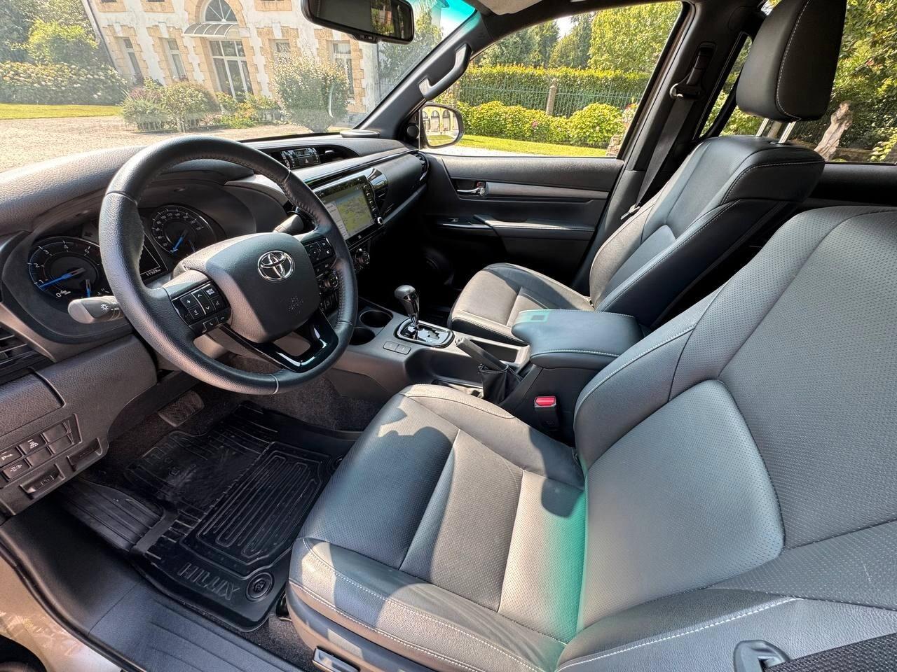 Toyota Hilux 2.4 D-4D A/T 4WD 4 porte Double Cab Invincible