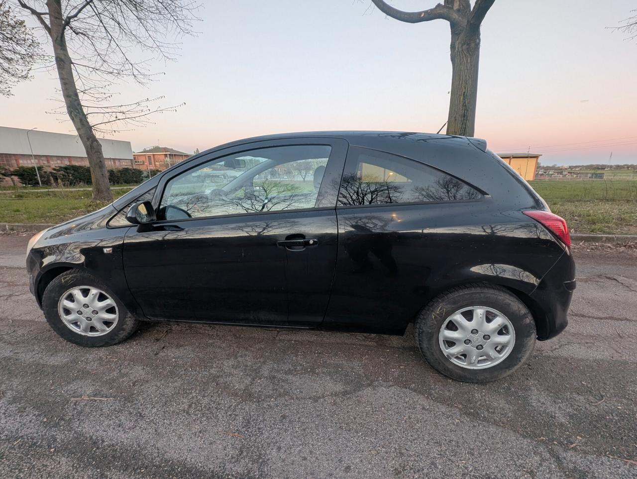 49.000km Opel Corsa 1.2 3 porte b-color