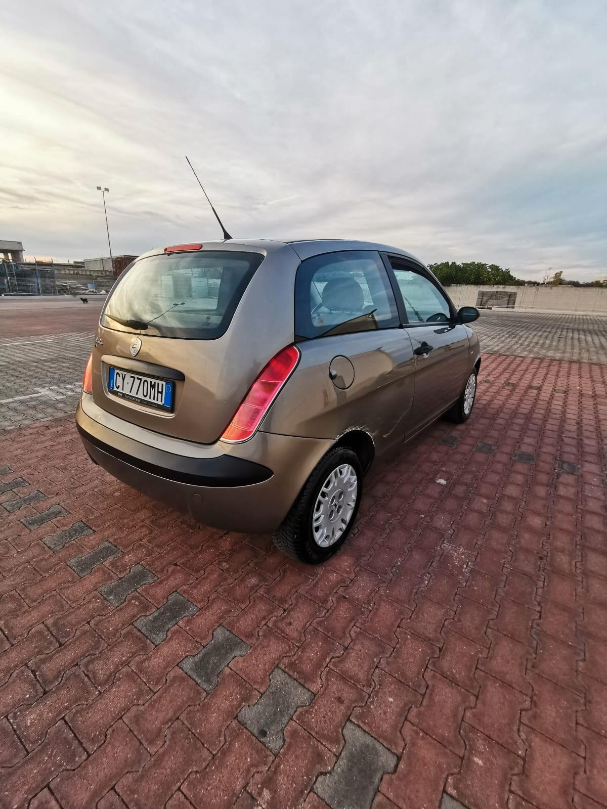 Lancia Ypsilon 1.2 Argento NEOPATENTATI