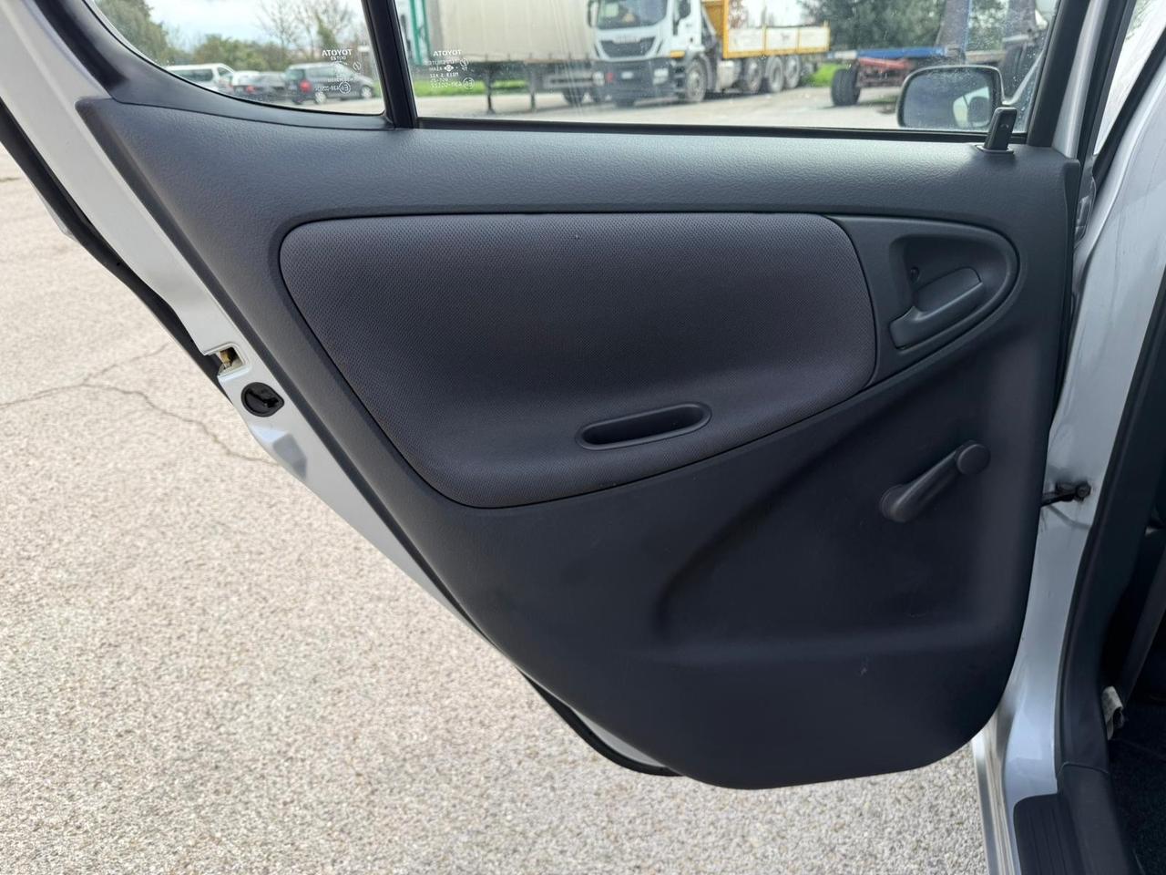 Toyota Yaris 1.3i 16V cat 5 porte Luna