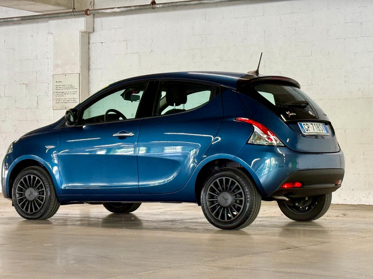 Lancia Ypsilon 1.0 FireFly 5 porte S&S Hybrid Silver