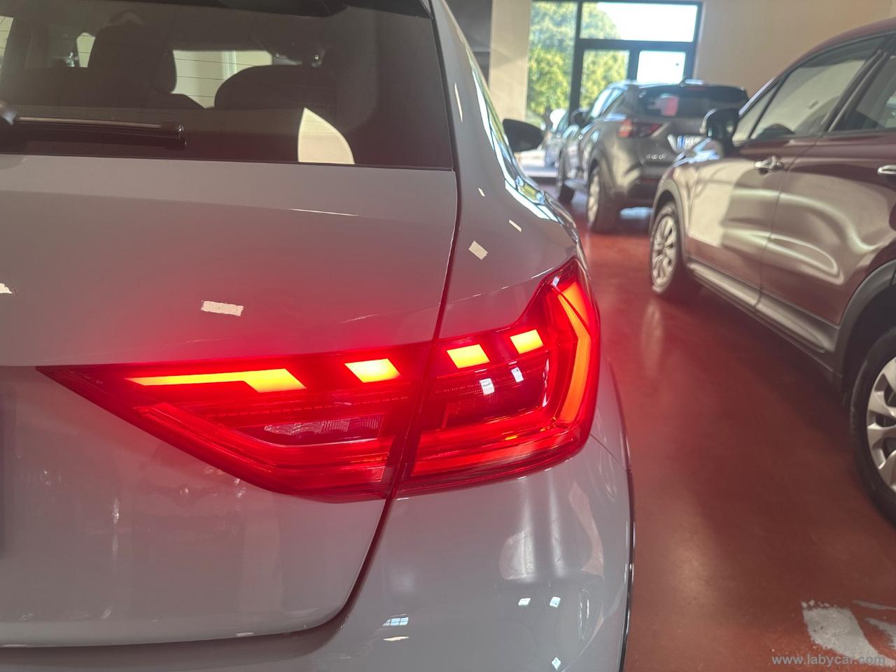 AUDI A1 citycarver 30 TFSI S tr. Id. Contrast