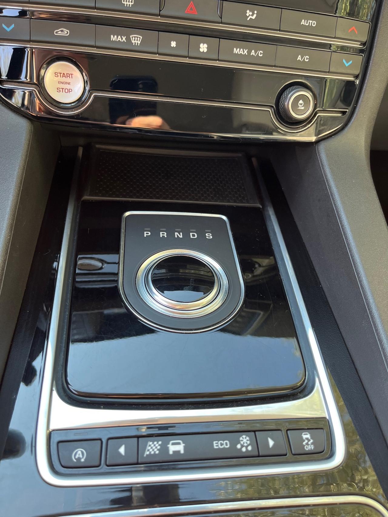 Jaguar F-Pace 2.0 D 180 CV AWD Portfolio